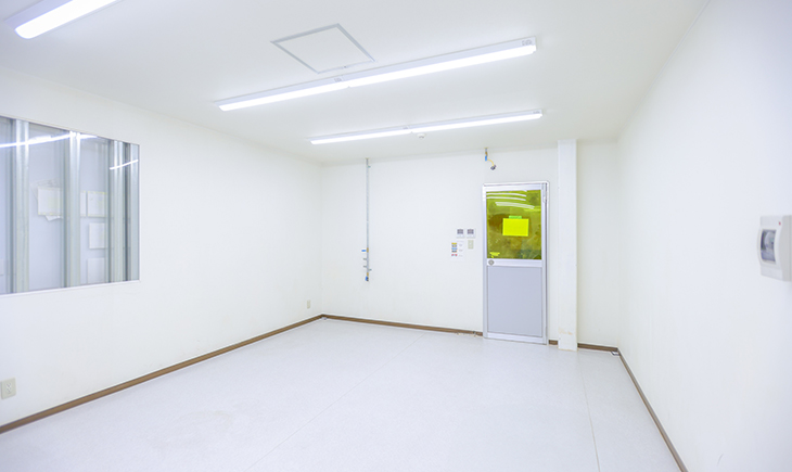 資材の出入り口には防虫シートシャッターを設置